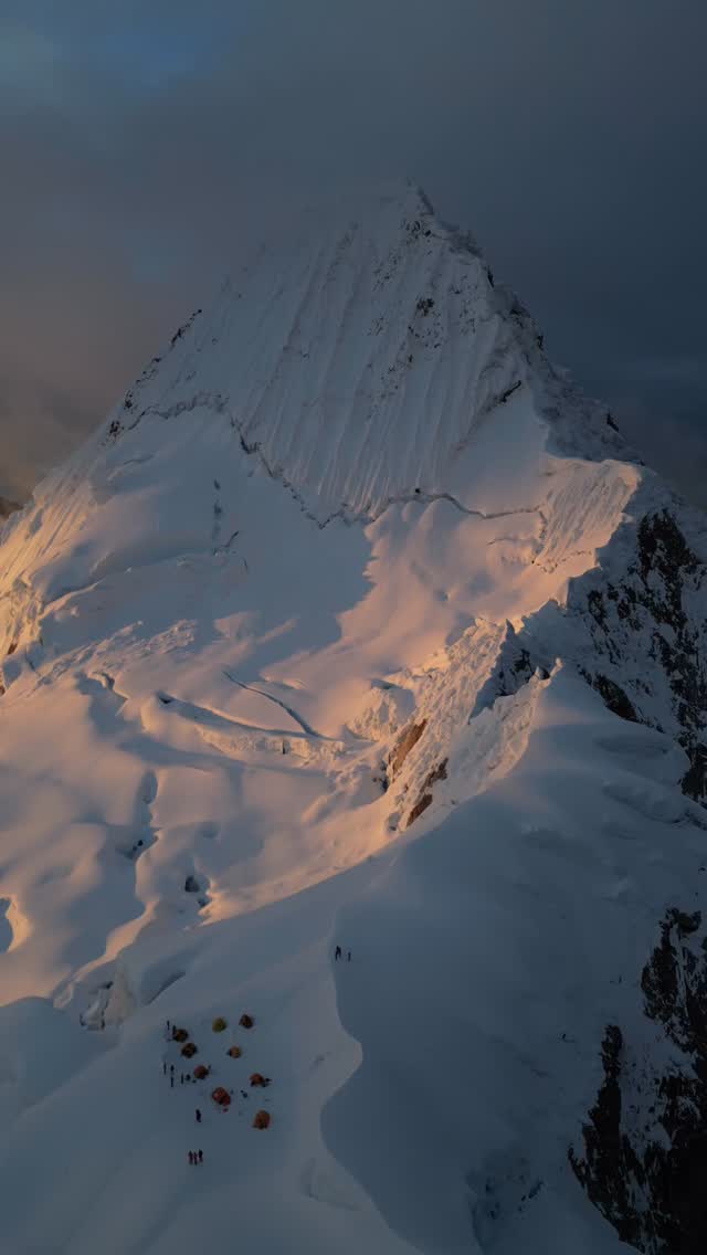 Vista desde el campamento alto Alpamayo