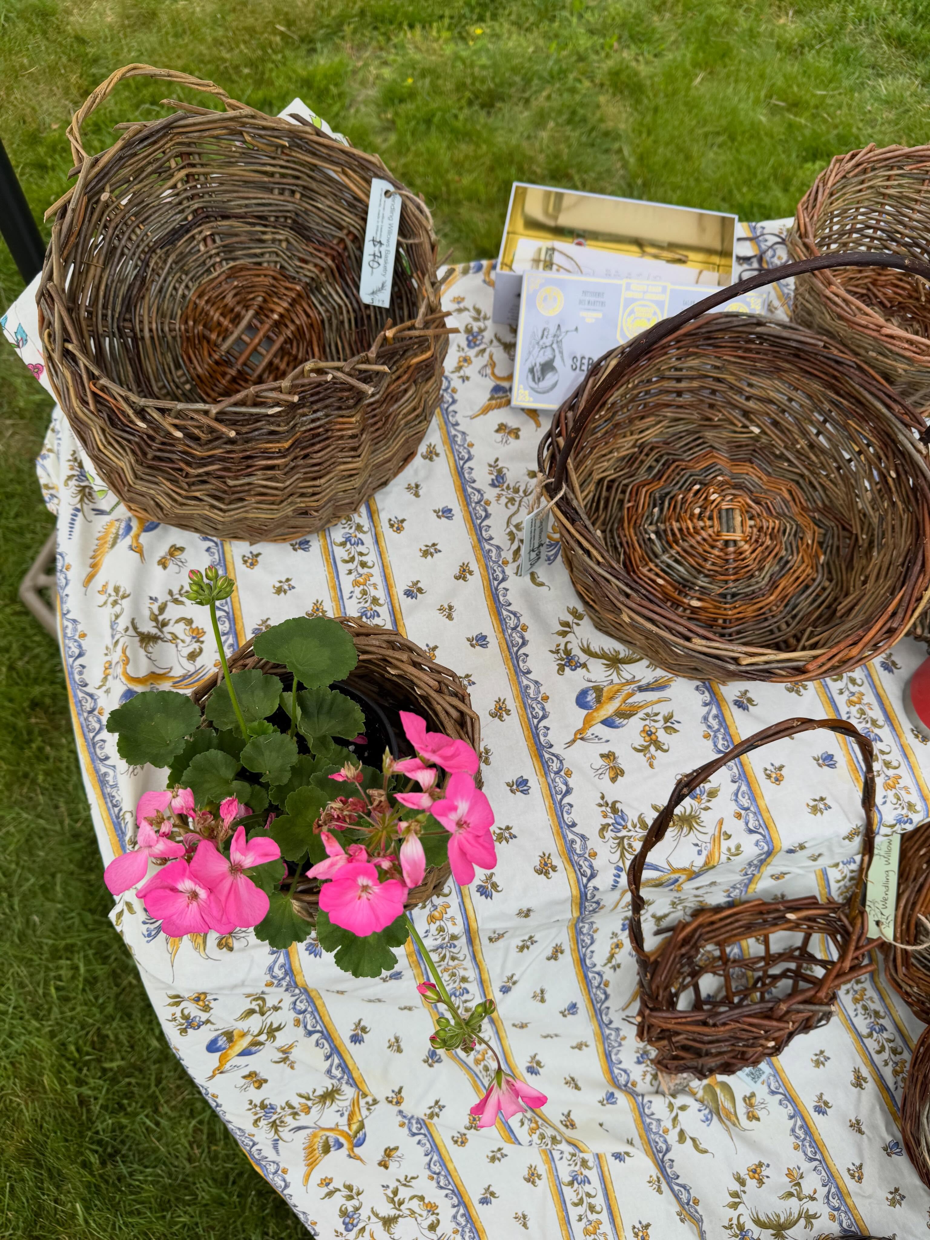 It’s Farmers Market Day!! Fresh strawberries, radishes, greens, cheese with @highlawnfarm bread by @foundbread, seeds and native plants with @beetlebudsnatives, cold 4 packs with @hotplatebrewingco, baskets, jams with @lescollinespreserves
#supportyourfarmers #lenoxfarmersmarket #lovelenox #berkshiregrown