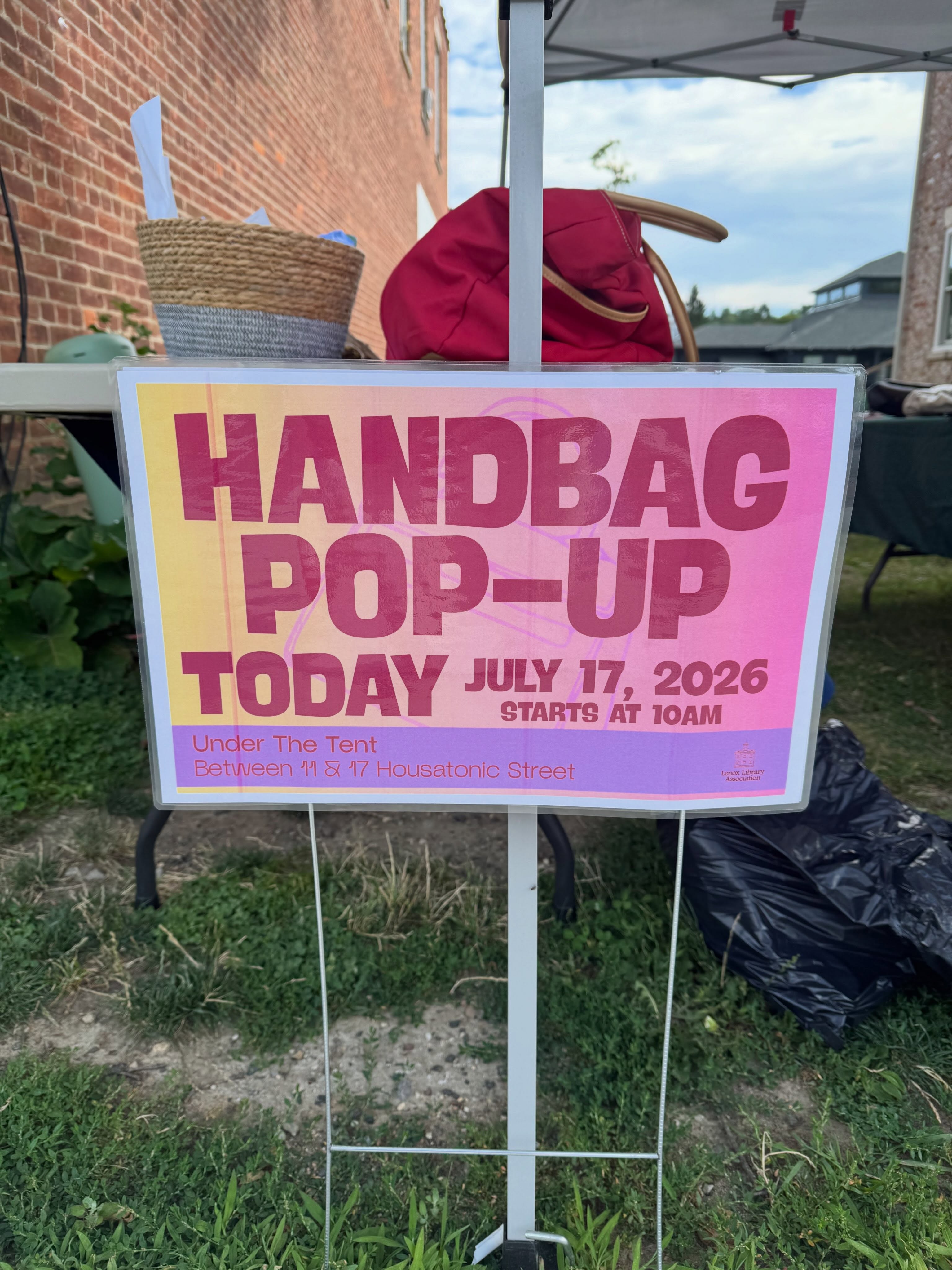 Come support the Lenox Library with a Handbag Pop-Up hosted by Lenox Library Association ❤️ 10am-12:30. Housatonic Street next to Dare Bottleshop