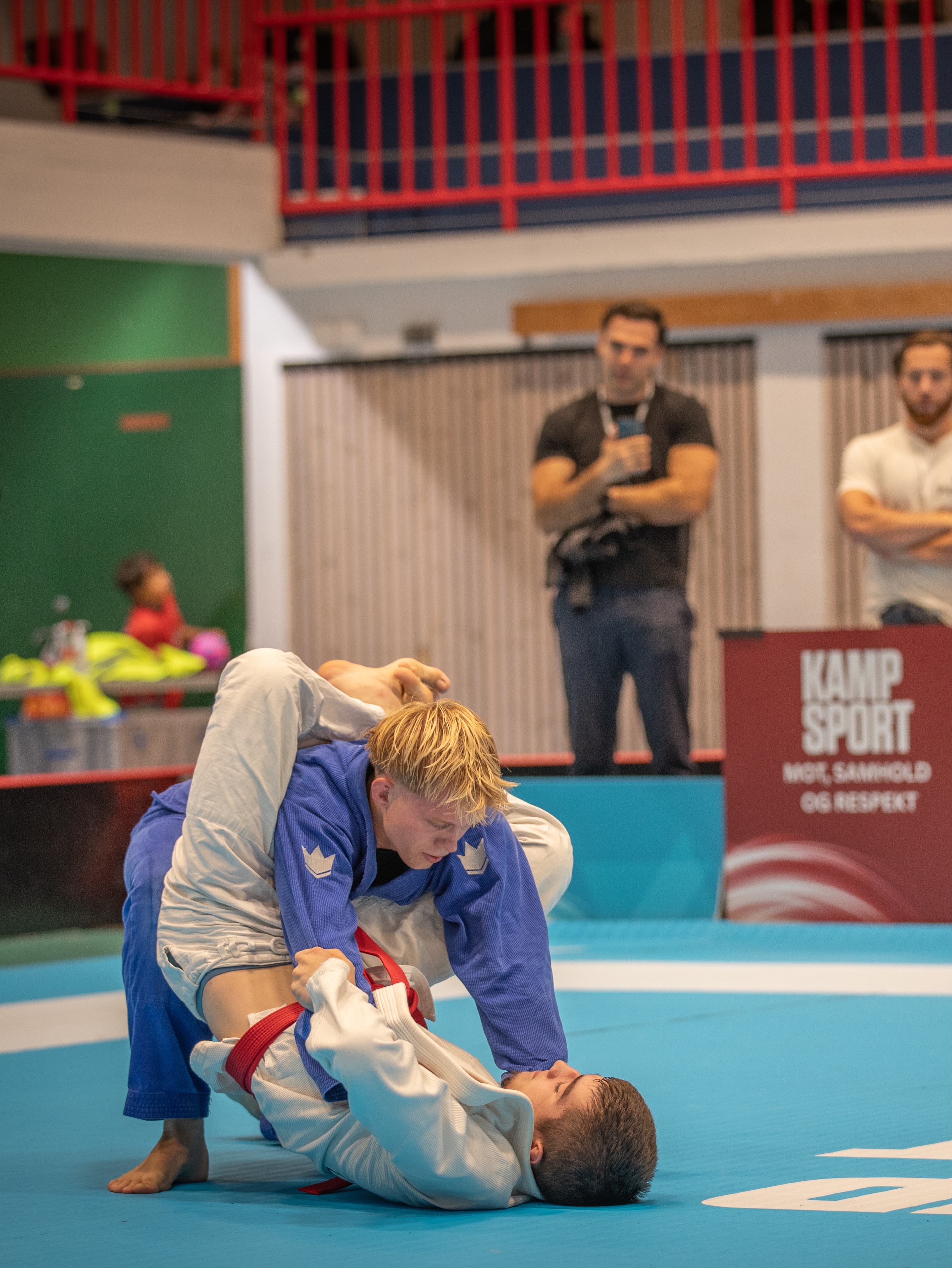 Tusen takk for et fantastisk gjennomført Norgescup 2 på Holmlia👏🏼💪🏼 Sammen med @holmliasportsklubb arrangerte vi Norgescup i helgen, som gikk over alle forventninger!
– Vi er utrolig stolte av gjennomføringen av Norgescup 2 i BJJ. Det var fantastisk å se så mange utøvere, trenere og klubber samlet til en dag preget av idrettsglede, respekt og gode prestasjoner på matta. Vi fikk svært mange positive tilbakemeldinger, og det hadde ikke vært mulig uten den enorme innsatsen fra alle våre frivillige, sier Raymon fra Holmlia sportsklubb.
📸 James Fountain