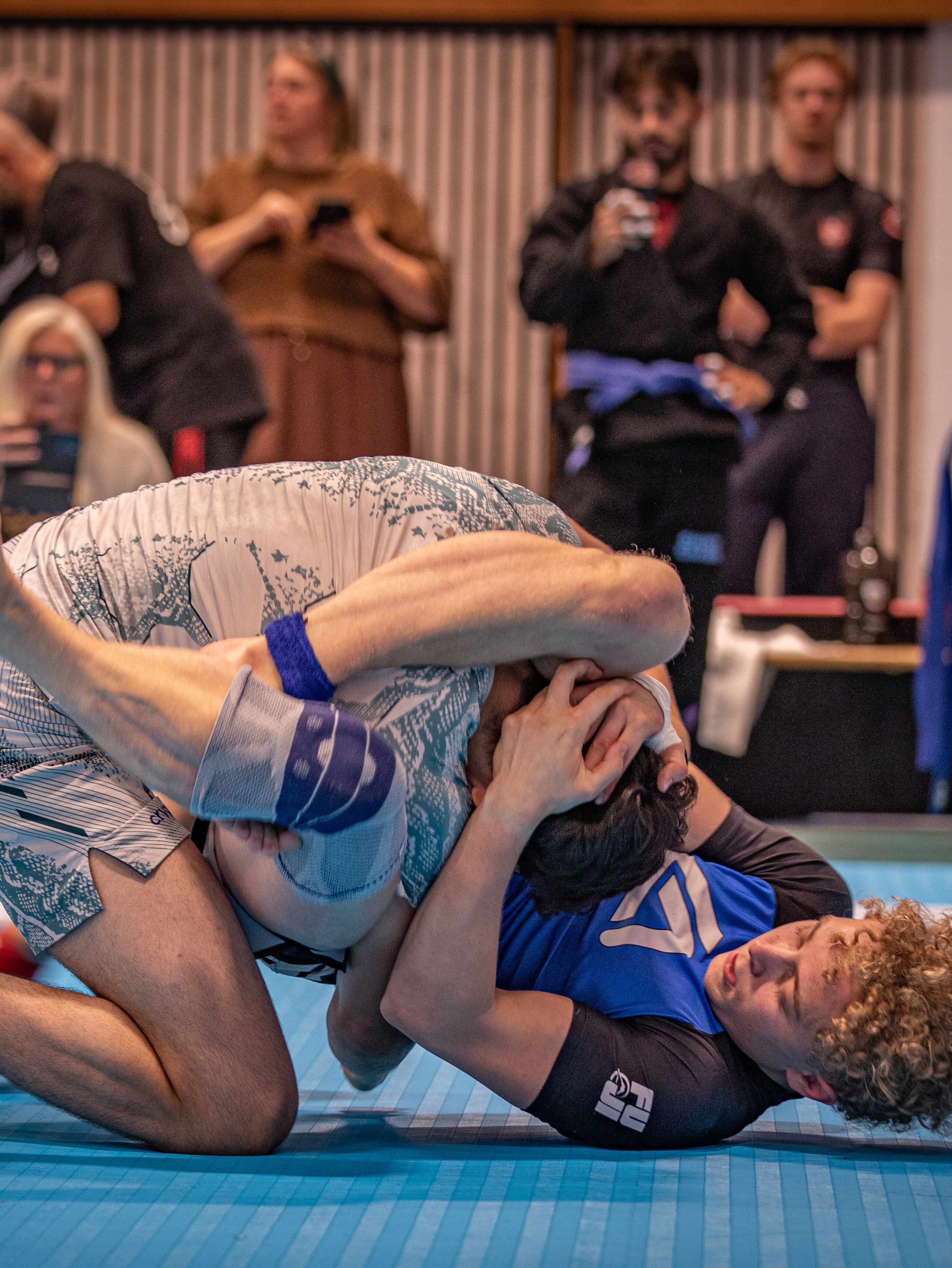Tusen takk for et fantastisk gjennomført Norgescup 2 på Holmlia👏🏼💪🏼 Sammen med @holmliasportsklubb arrangerte vi Norgescup i helgen, som gikk over alle forventninger!
– Vi er utrolig stolte av gjennomføringen av Norgescup 2 i BJJ. Det var fantastisk å se så mange utøvere, trenere og klubber samlet til en dag preget av idrettsglede, respekt og gode prestasjoner på matta. Vi fikk svært mange positive tilbakemeldinger, og det hadde ikke vært mulig uten den enorme innsatsen fra alle våre frivillige, sier Raymon fra Holmlia sportsklubb.
📸 James Fountain