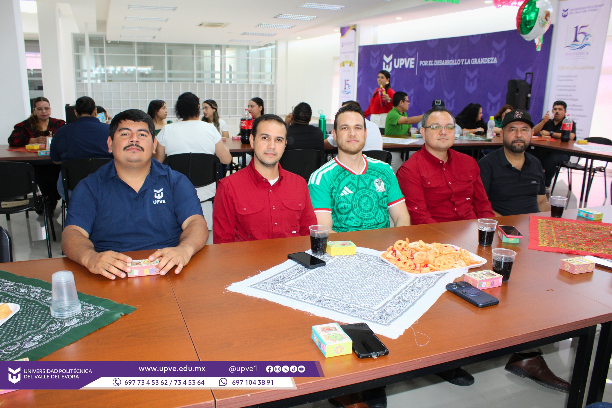 🎉 ¡Celebramos nuestras tradiciones y el orgullo de ser mexicanos! 🎉
En el marco de la conmemoración del Día de la Independencia de México, este 15 de septiembre se llevó a cabo un emotivo convivio en las instalaciones del Centro de Información de la Universidad Politécnica del Valle del Évora.
Durante este encuentro, el personal docente, administrativo, directivo, de mantenimiento y de intendencia disfrutó de un agradable momento de convivencia, fortaleciendo los lazos que nos unen como comunidad universitaria. 🤝💜
Y, por supuesto, ¡no podía faltar un delicioso pozole, uno de los platillos más representativos de nuestra gastronomía mexicana!
#VivaMéxico
#IndependenciaDeMéxico
#SomosUPVE
#PorElDesarrolloYLaGrandeza
#SomosDelfinesUPVE