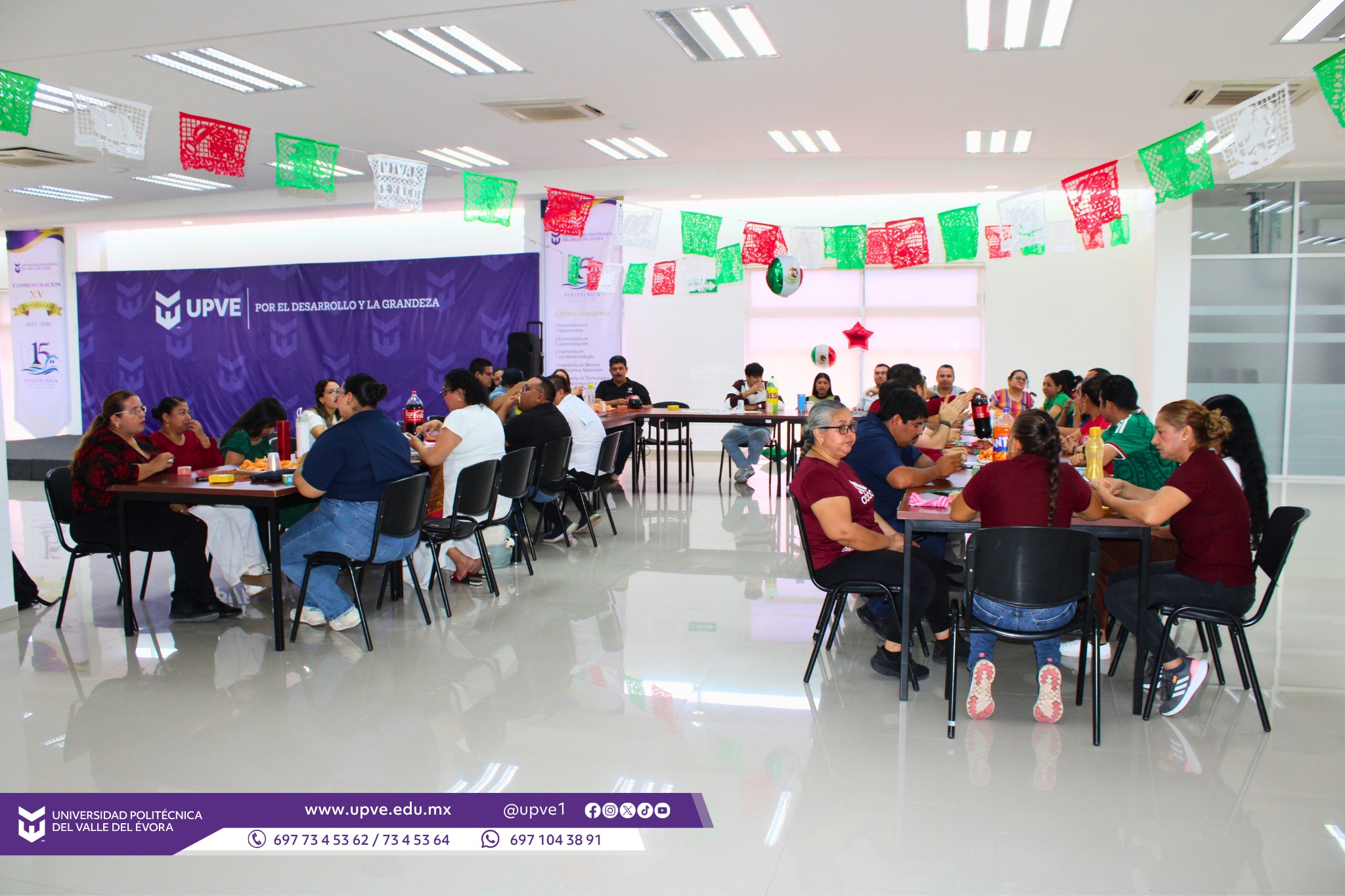 🎉 ¡Celebramos nuestras tradiciones y el orgullo de ser mexicanos! 🎉
En el marco de la conmemoración del Día de la Independencia de México, este 15 de septiembre se llevó a cabo un emotivo convivio en las instalaciones del Centro de Información de la Universidad Politécnica del Valle del Évora.
Durante este encuentro, el personal docente, administrativo, directivo, de mantenimiento y de intendencia disfrutó de un agradable momento de convivencia, fortaleciendo los lazos que nos unen como comunidad universitaria. 🤝💜
Y, por supuesto, ¡no podía faltar un delicioso pozole, uno de los platillos más representativos de nuestra gastronomía mexicana!
#VivaMéxico
#IndependenciaDeMéxico
#SomosUPVE
#PorElDesarrolloYLaGrandeza
#SomosDelfinesUPVE