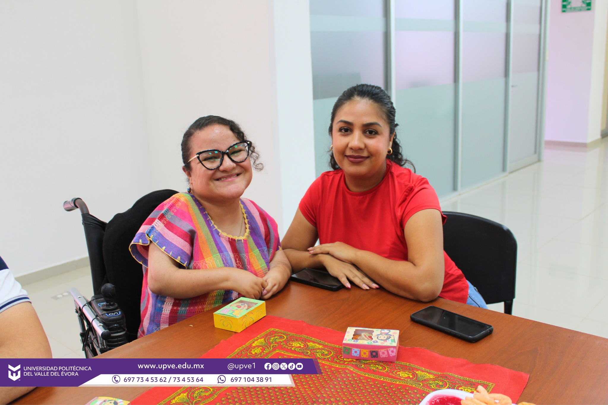 🎉 ¡Celebramos nuestras tradiciones y el orgullo de ser mexicanos! 🎉
En el marco de la conmemoración del Día de la Independencia de México, este 15 de septiembre se llevó a cabo un emotivo convivio en las instalaciones del Centro de Información de la Universidad Politécnica del Valle del Évora.
Durante este encuentro, el personal docente, administrativo, directivo, de mantenimiento y de intendencia disfrutó de un agradable momento de convivencia, fortaleciendo los lazos que nos unen como comunidad universitaria. 🤝💜
Y, por supuesto, ¡no podía faltar un delicioso pozole, uno de los platillos más representativos de nuestra gastronomía mexicana!
#VivaMéxico
#IndependenciaDeMéxico
#SomosUPVE
#PorElDesarrolloYLaGrandeza
#SomosDelfinesUPVE