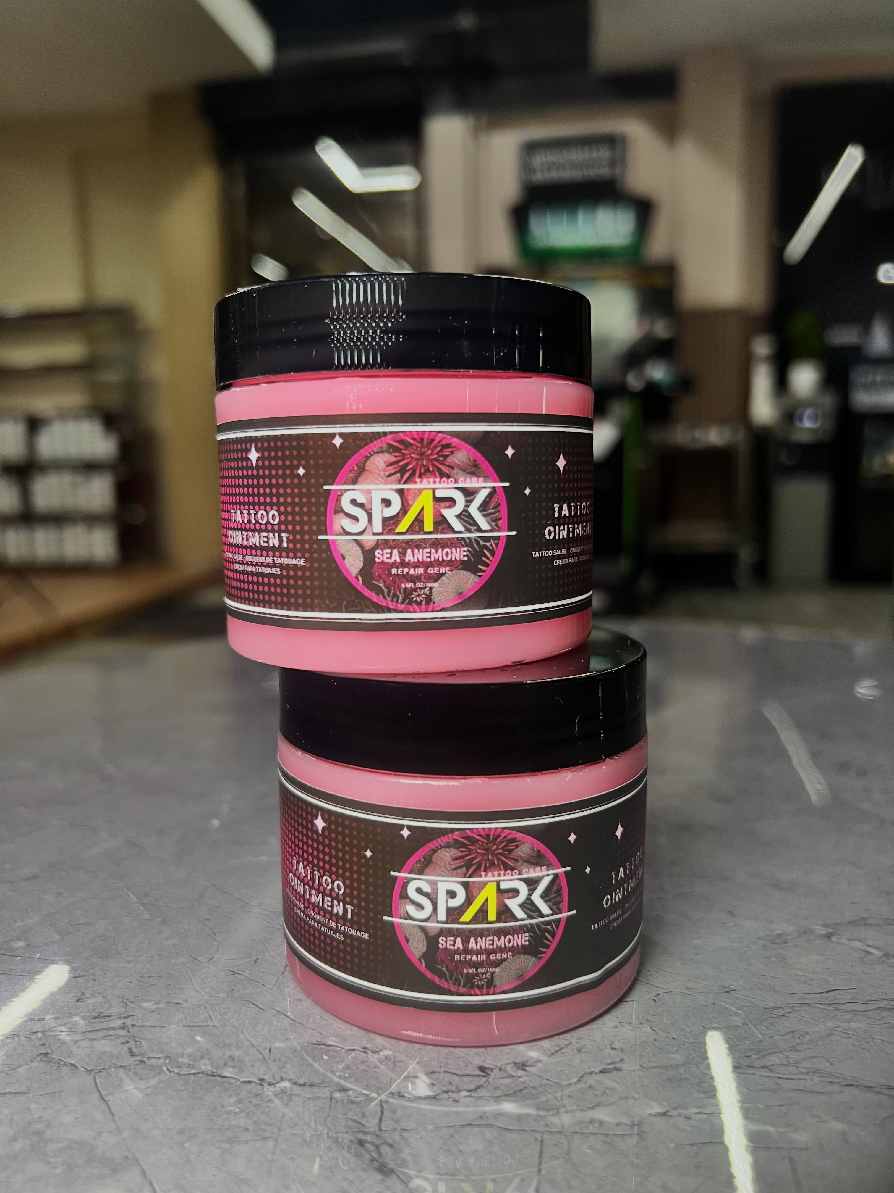 .
⚡️TATTOO OINTMENT SPARK⚡️
6.5oz - RD$990 | 15oz - RD$1750
Una sola pomada para acompañarte durante todo el proceso. 🖤
Su fórmula sin petróleo ayuda a lubricar la piel durante el tatuaje, reduciendo la fricción y facilitando el trabajo del artista. Además, puede utilizarse en el cuidado posterior para mantener la piel hidratada y protegida durante la recuperación.
Ideal para trabajar y cuidar tu tattoo.
•
VISITANOS !
📍Tienda fisica
Estamos ubicados en la avenida Mella no.302 esq. 19 de marzo (al lado de la sirena) proximo al barrio chino, sto sgo.
Para envios 📦
📲Escribemos al WhatsApp 809-258-6325
#jcgoldensupply #spark #tattoo #ointment
