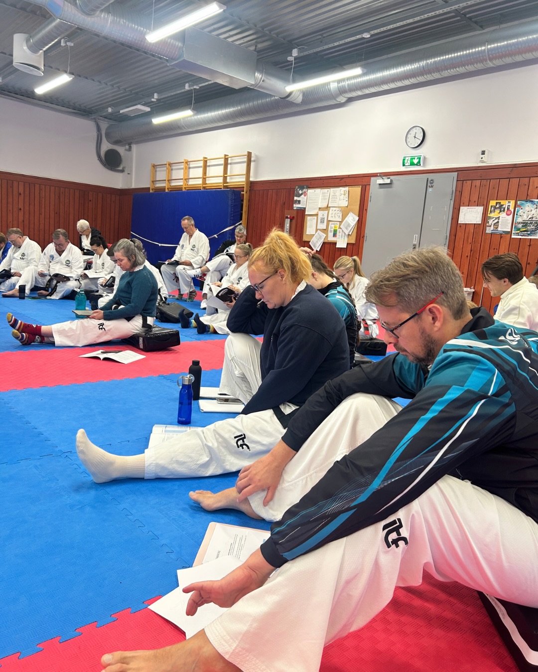 Lørdag 19. september ble det gjennomført dommerkurs i Taekwon-do ITF i Oppsal Arena, samtidig som det ble arrangert dommersamling for NM og Østlandscupen som arrangeres i høst!🥋
– Det gikk kjempebra i helgen! Folk var veldig aktive og ivrige på å lære. Veldig gøy at det var så mange på kurs. Jeg fikk veldig god hjelp av Markus Larsen, som satte opp Sportdata og André Roshan som assisterte med veiledning på kurset, sier Camilla Melhus Rolstad.
Les mer på kampsport.no👈🏼